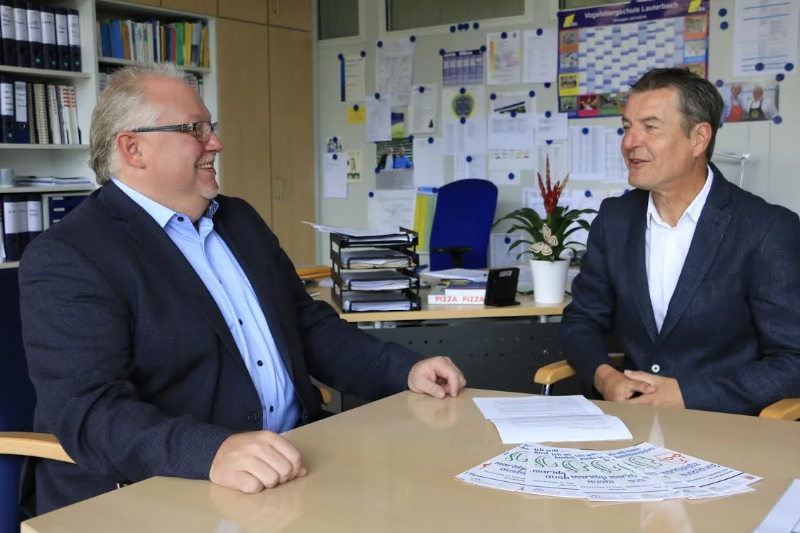 Schulleiter Holger Arnold (Vogelsbergschule Lauterbach, links) im Gespräch mit Michael Richter vom Arbeitgeberservice des kommunalen Jobcenters. Foto: Gaby Richter, Pressestelle Vogelsbergkreis.